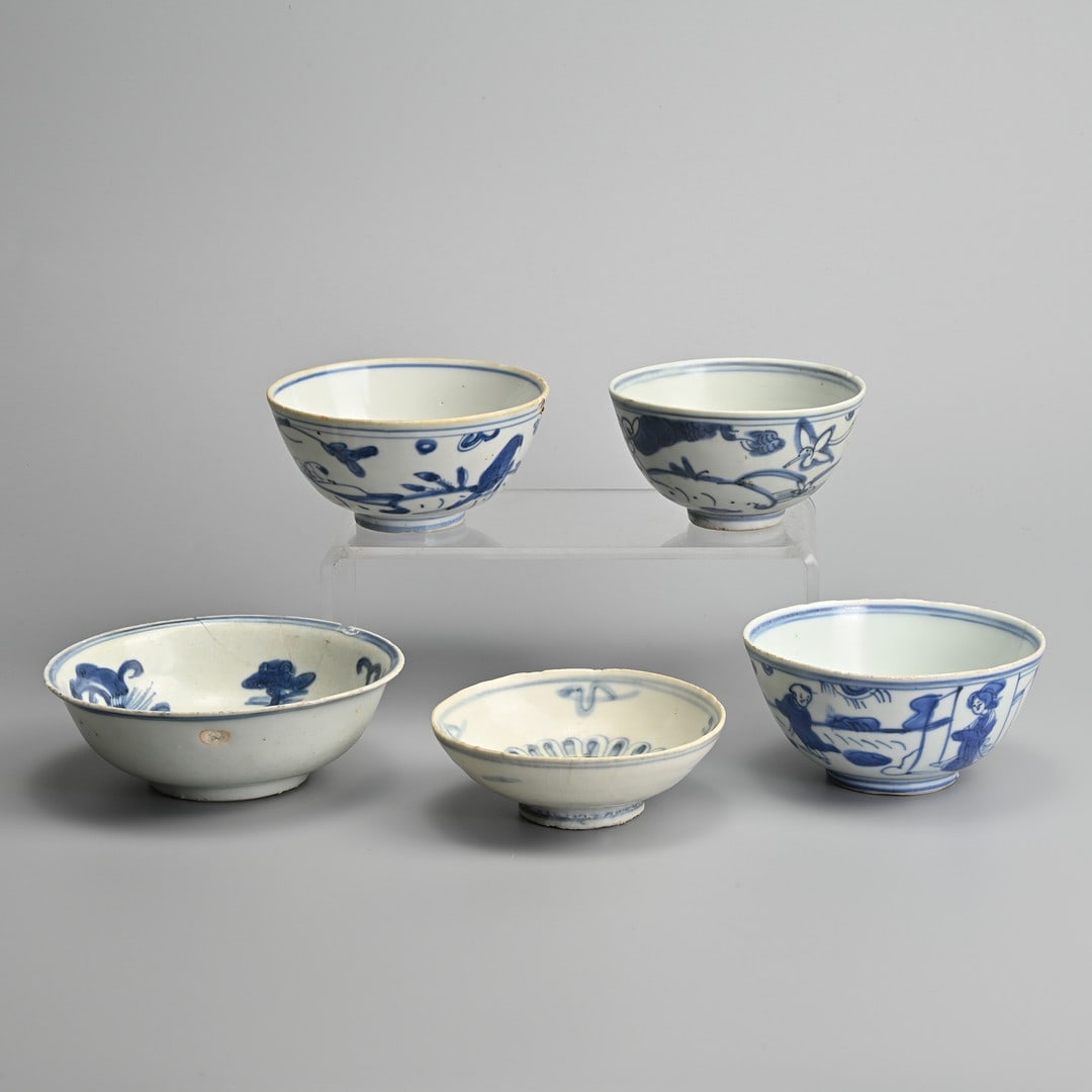 FIVE CHINESE BLUE AND WHITE PORCELAIN BOWLS, LATE MING DYNASTY.