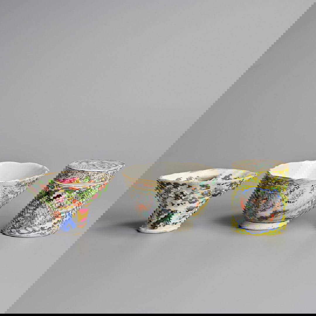 THREE CHINESE PORCELAIN ITEMS, 19/20TH CENTURY.