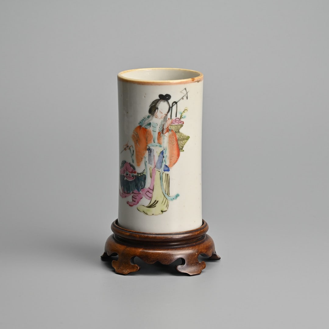 A CHINESE FAMILLE ROSE PORCELAIN BRUSH POT WITH STAND, TONGZHI PERIOD.