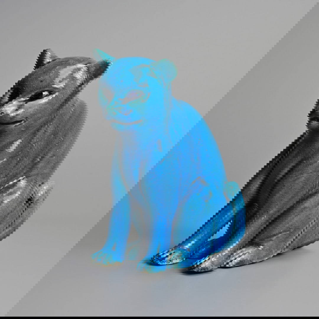 A CHINESE TURQUOISE GLAZED PORCELAIN MODEL OF A CAT RESERVE, QING DYNASTY.