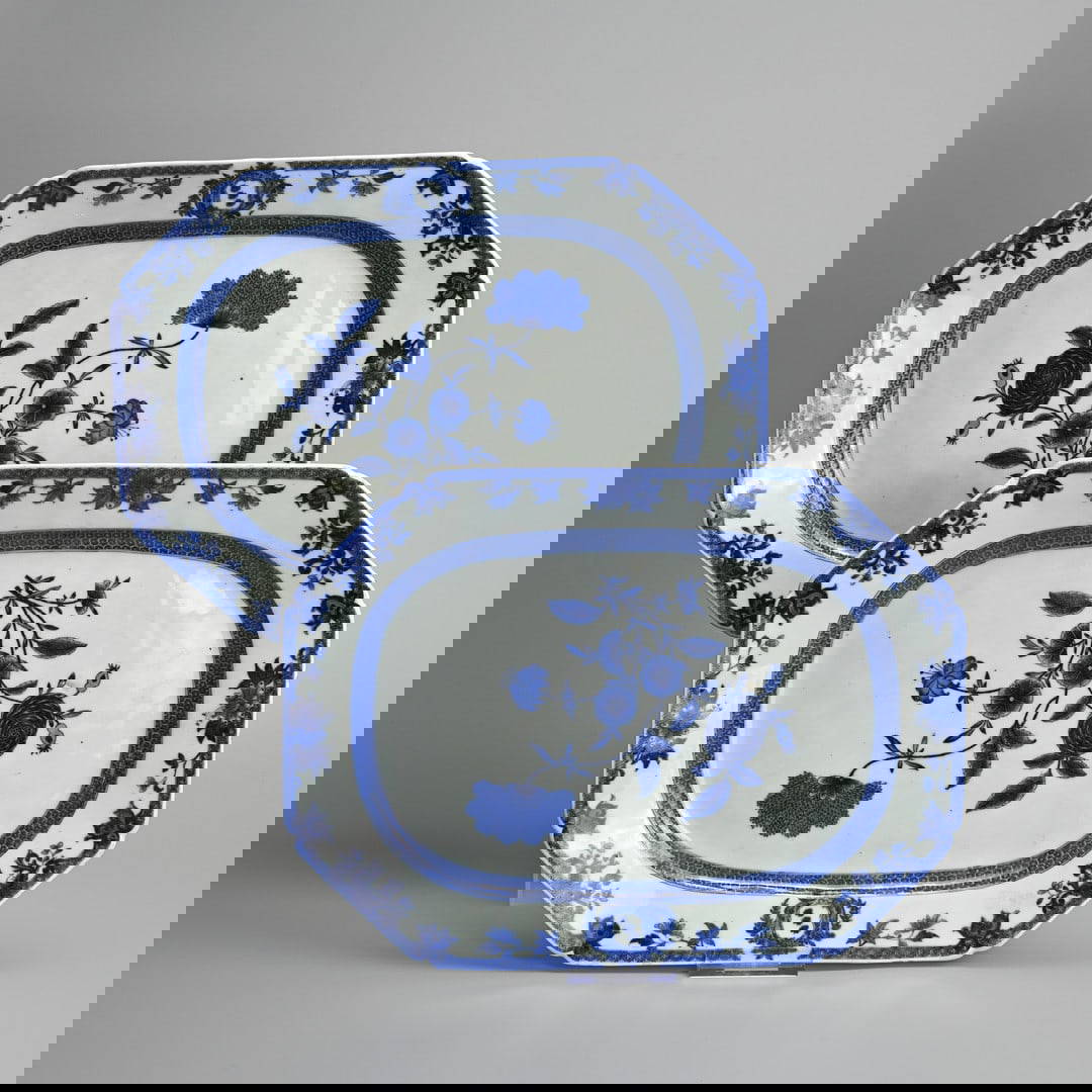 A PAIR OF CHINESE EXPORT BLUE AND WHITE PORCELAIN ARMORIAL SHAPED RECTANGULAR SERVING-DISHES,
