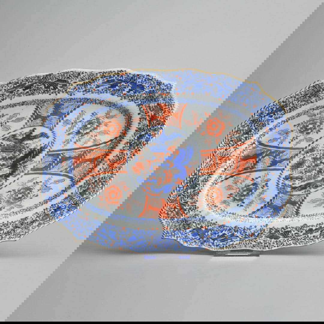 A CHINESE EXPORT PORCELAIN ARMORIAL SHAPED RECTANGULAR SERVING-DISH, LATE 18TH/EARLY 19TH CENTURY.