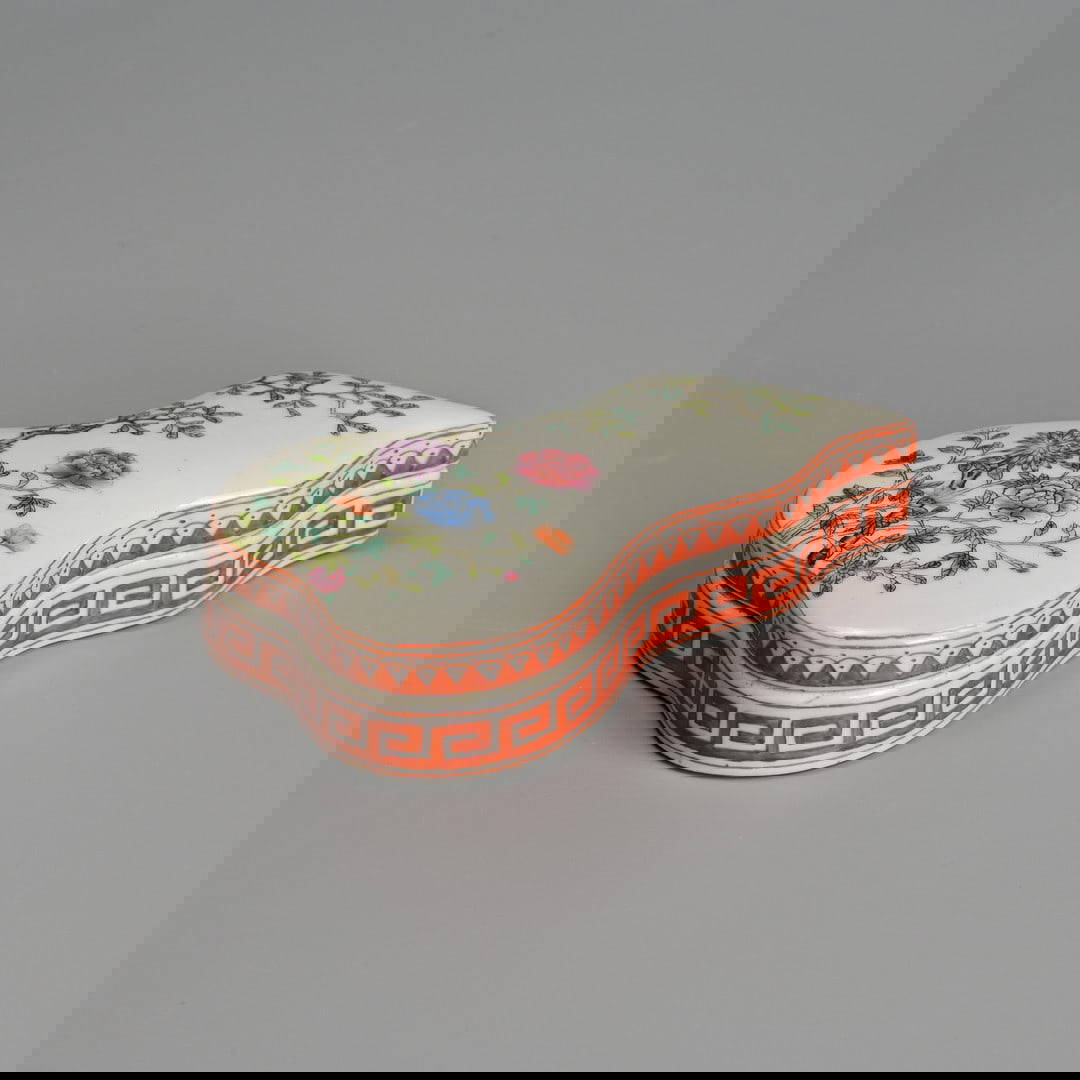 A CHINESE FAMILLE ROSE PORCELAIN INK BOX AND COVER, 20TH CENTURY.