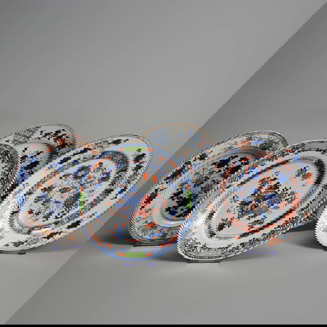 FOUR CHINESE IMARI PALETTE PORCELAIN DISHES, 18TH CENTURY.