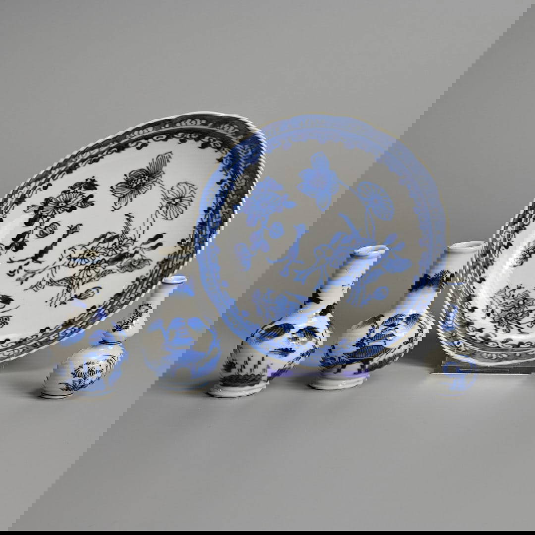 A CHINESE BLUE AND WHITE LOBED DISH WITH MINIATURE BOTTLE VASES, 18/19TH CENTURY.