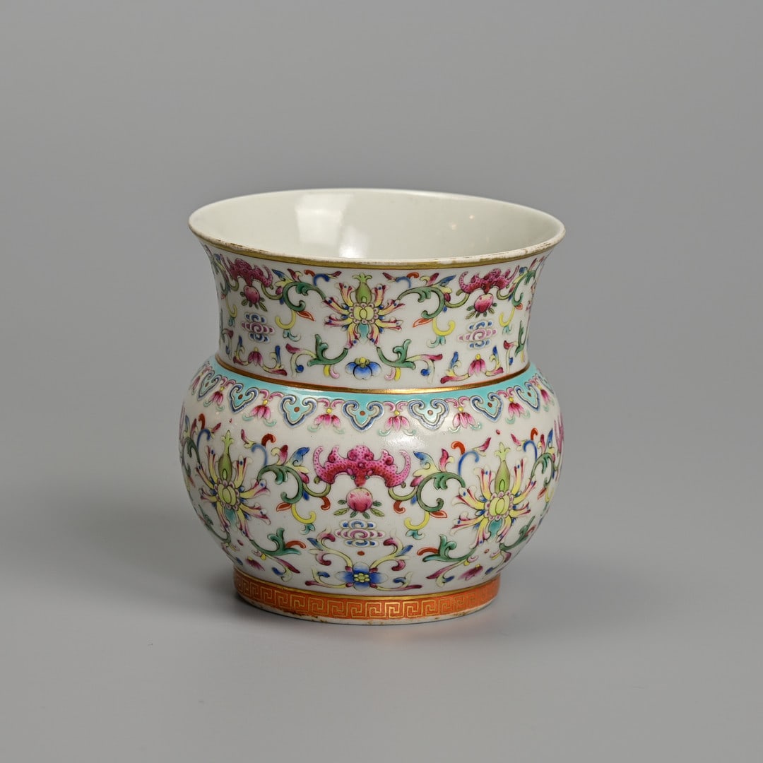A CHINESE FAMILLE ROSE ENAMELLED PORCELAIN LEYS JAR, ZHADOU, DAOGUANG MARK.: Decorated with lotus scrolls, bats and peaches between bands of key fret and ruyi. Six-character mark of Daoguang to base. 8.7cm tall.