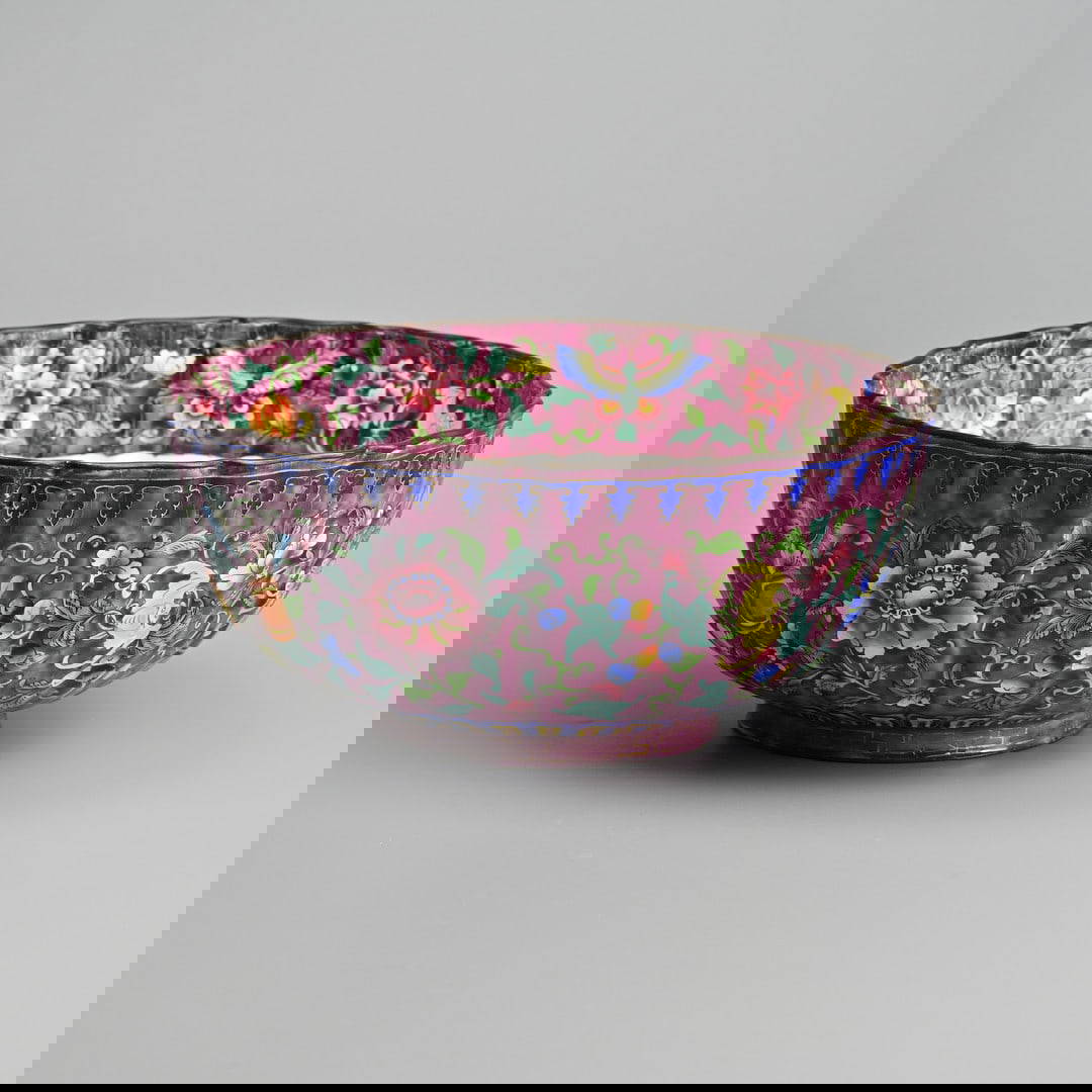 A CHINESE CANTON ENAMEL LOBED BOWL, 18/19TH CENTURY.