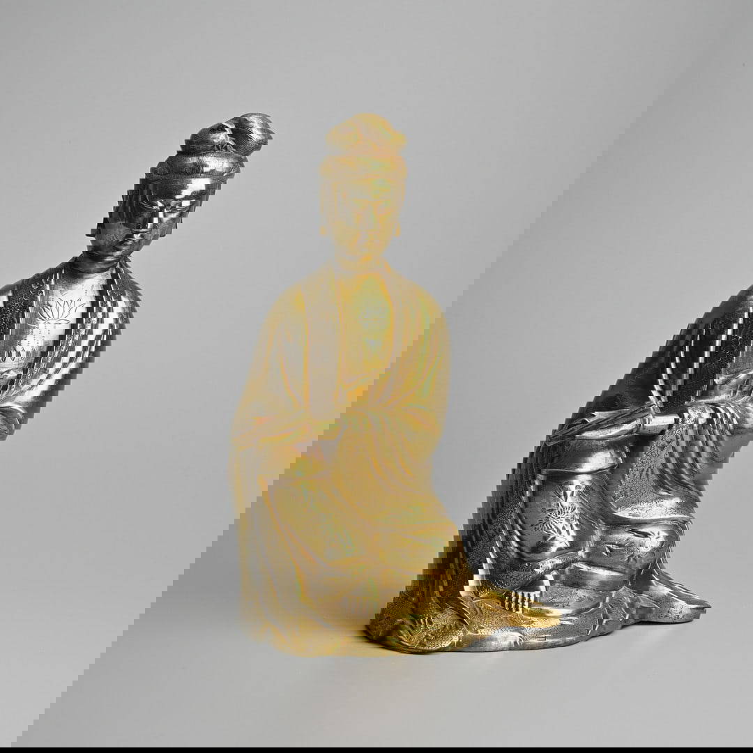 A CHINESE POLISHED BRONZE FIGURE OF SEATED GUANYIN, 20TH CENTURY.