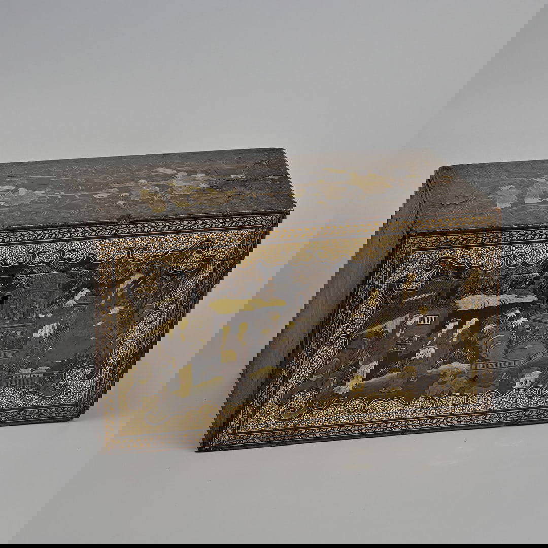 A CHINESE EXPORT LACQUER TEA CADDY, 19TH CENTURY.