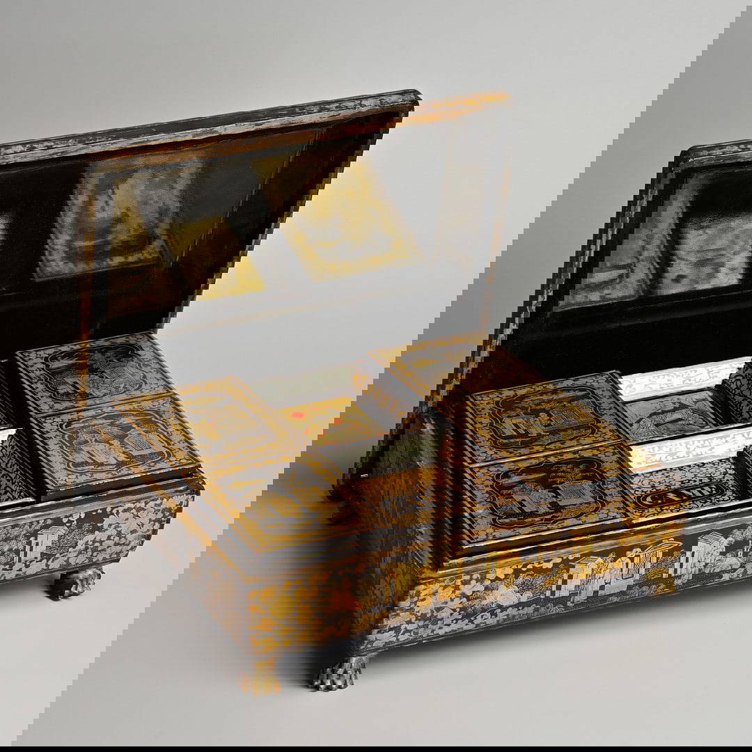 A CHINESE CANTON EXPORT LACQUER GAMES BOX, LATE 19TH CENTURY.