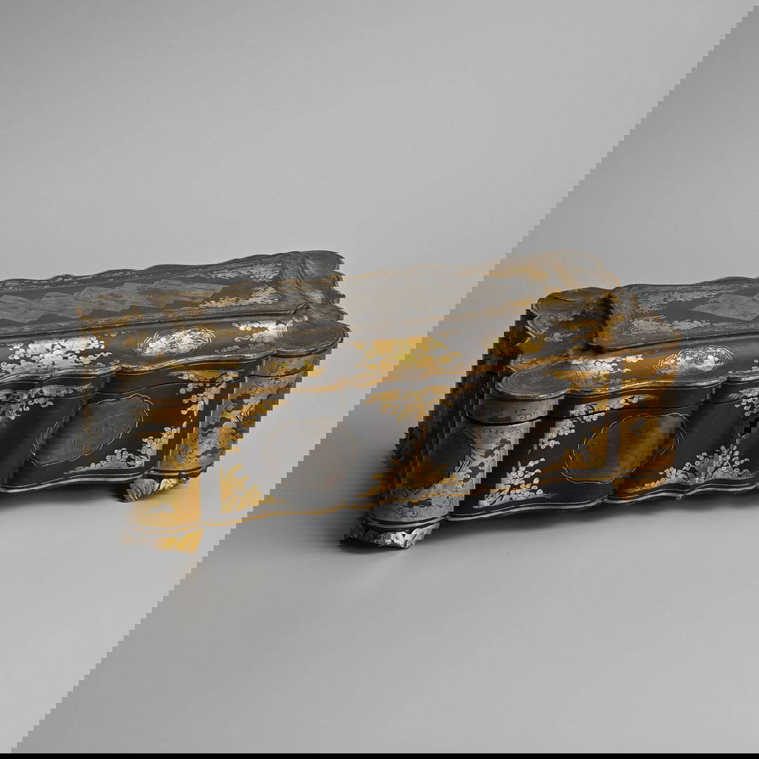 A CHINESE EXPORT BLACK AND GILT LACQUER GAMES BOX, EARLY-MID 19TH CENTURY.