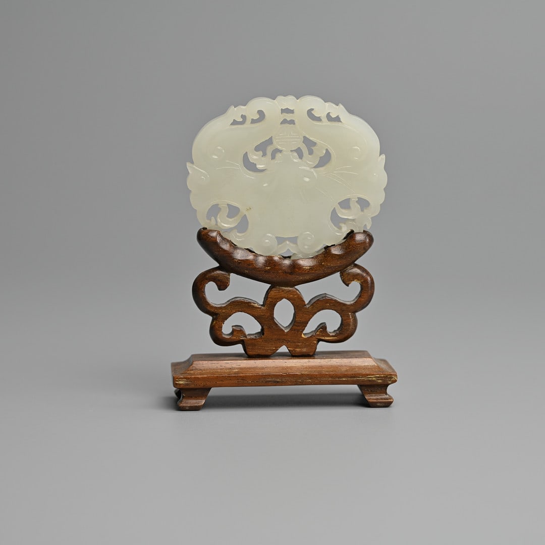 A FINE CHINESE WHITE JADE PENDANT ON STAND, QING DYNASTY. (1 of 6)