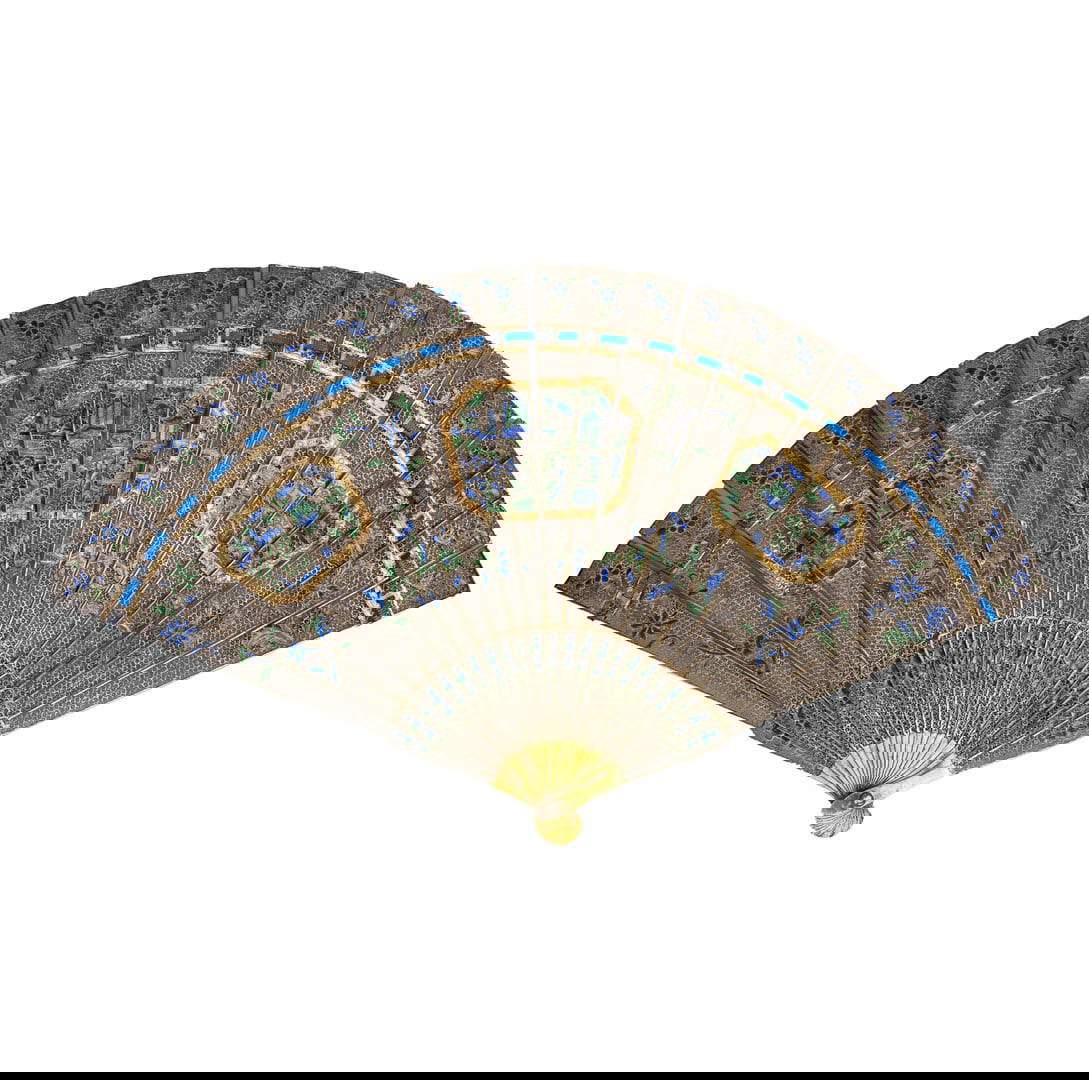 A CHINESE SILVER FILIGREE PARCEL GILT AND ENAMELLED BRISÉ FAN, 19TH CENTURY, QING DYNASTY.