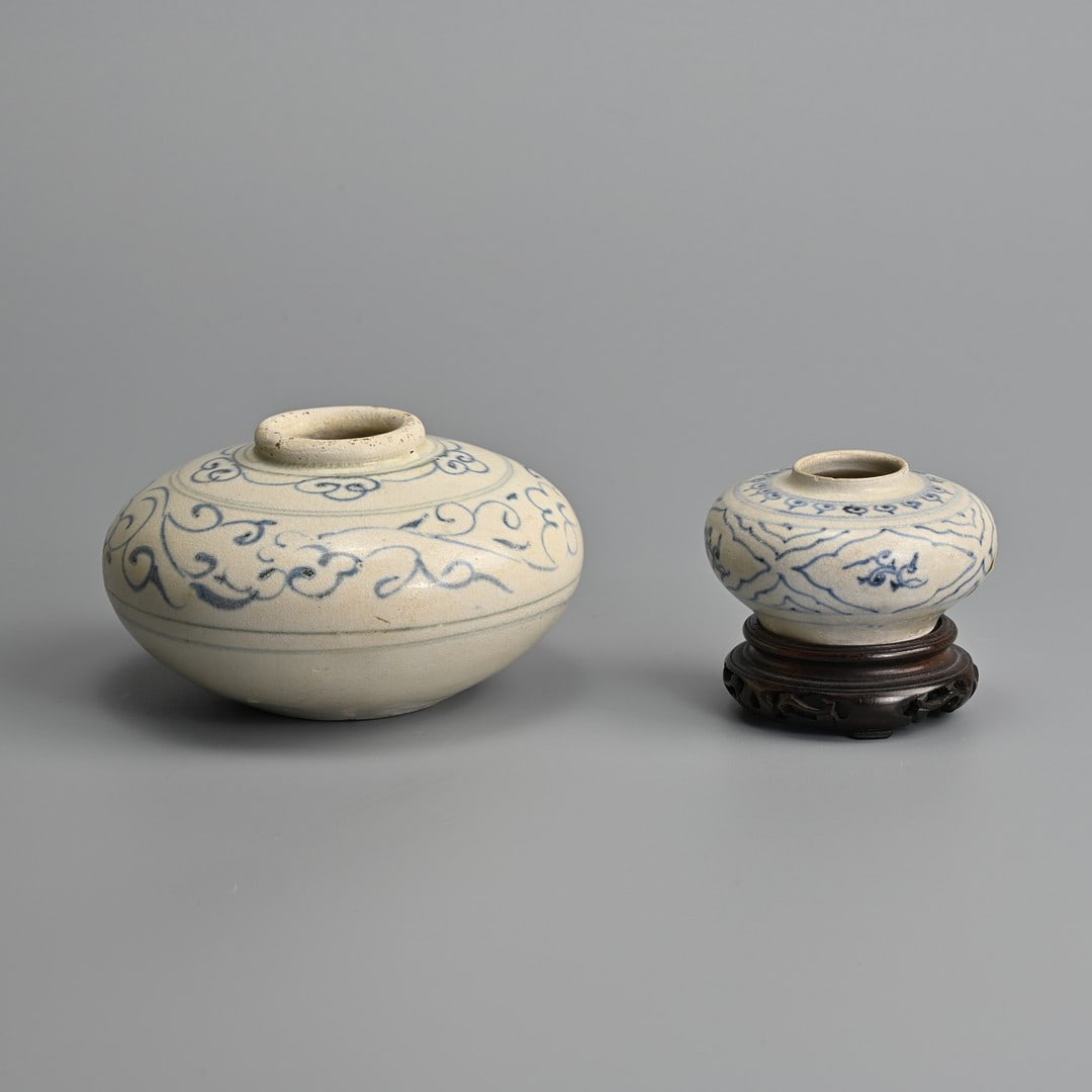 TWO VIETNAMESE BLUE AND WHITE POTTERY JARLETS, HOI AN HOARD AND OTHER, 15/16TH CENTURY.