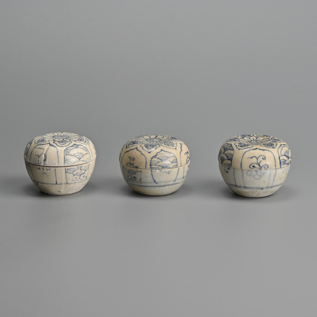 THREE HOI AN HOARD BLUE AND WHITE POTTERY BOXES AND COVERS, VIETNAM, MID TO LATE 15TH CENTURY.