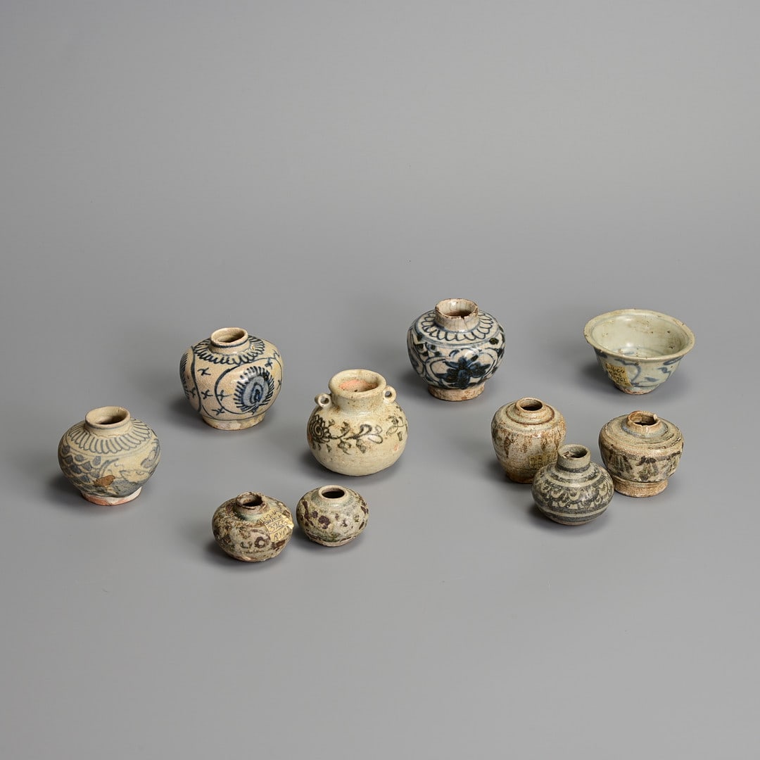 A GROUP OF CHINESE SWATOW / THAI SAWANKHALOK CERAMIC JARLETS AND SMALL BOWL, MING DYNASTY AND