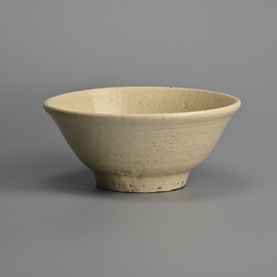 A KOREAN WHITE SLIP DECORATED BOWL, MID JOSEON DYNASTY (1392 - 1910).