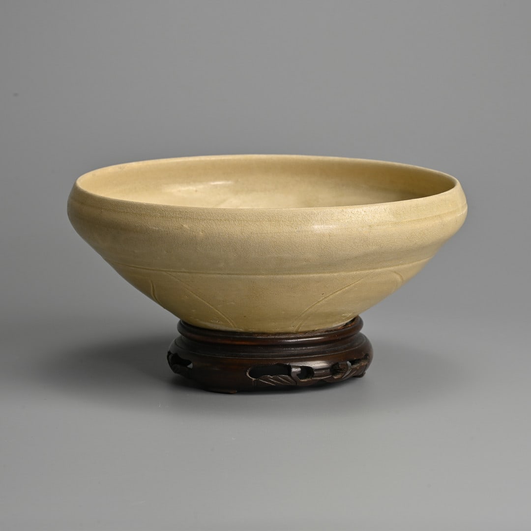 A VIETNAMESE CELADON GLAZED ALMS BOWL, TRAN DYNASTY, 13TH/14TH CENTURY.