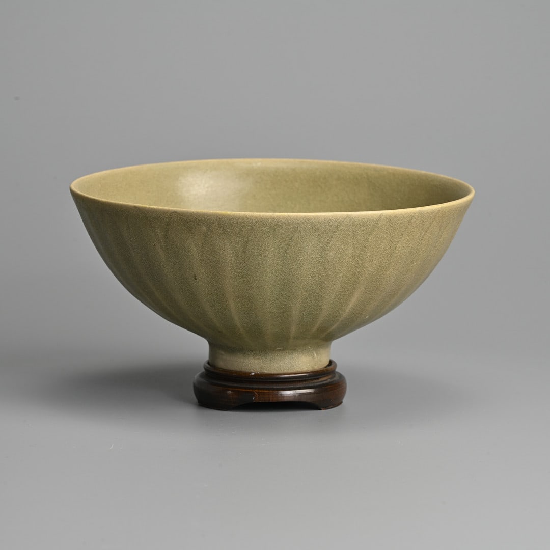 A FINE VIETNAMESE CELADON GLAZED LOTUS BOWL, TRAN DYNASTY, 13TH/14TH CENTURY.