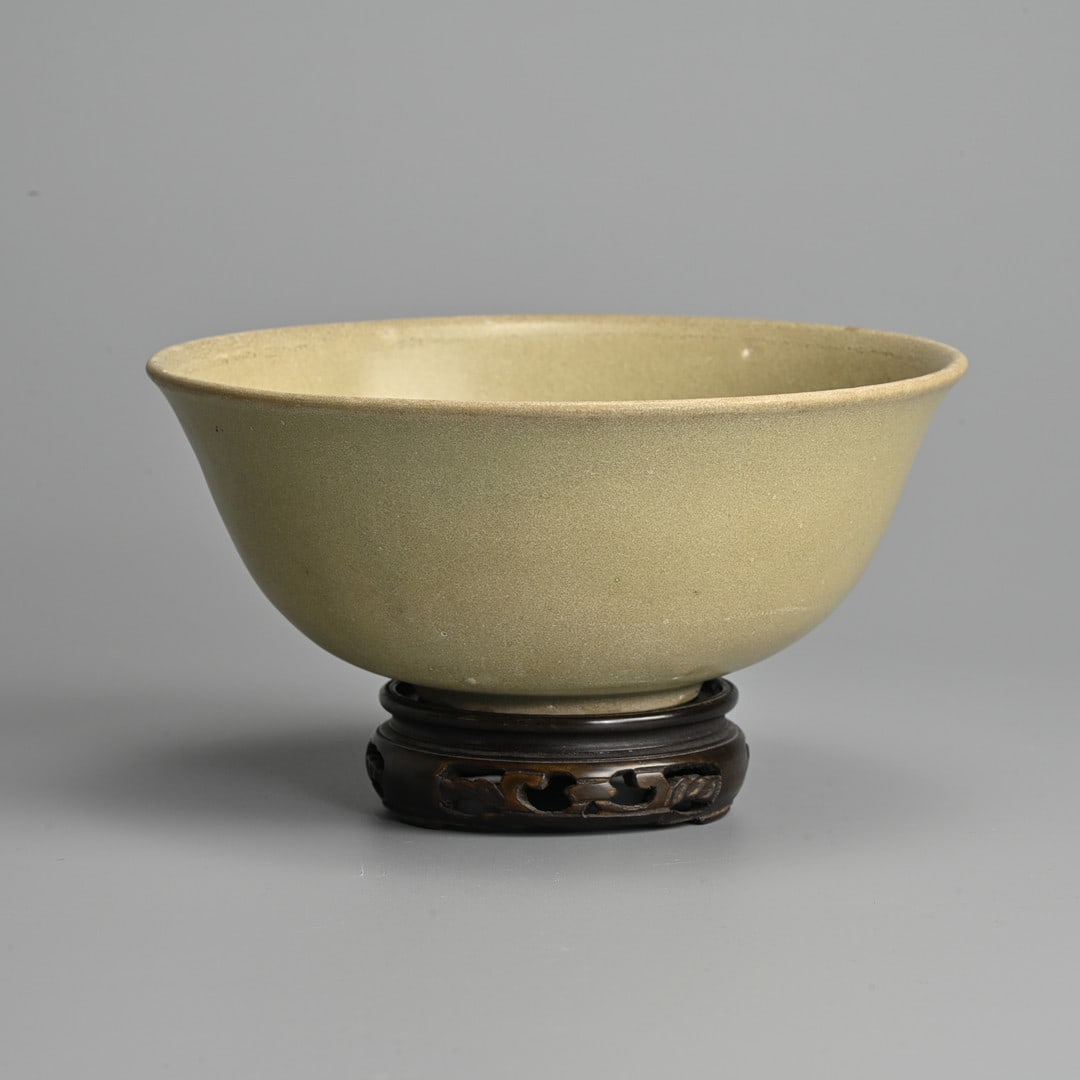 A VIETNAMESE CELADON GLAZED BOWL, TRAN DYNASTY, 13TH/14TH CENTURY.