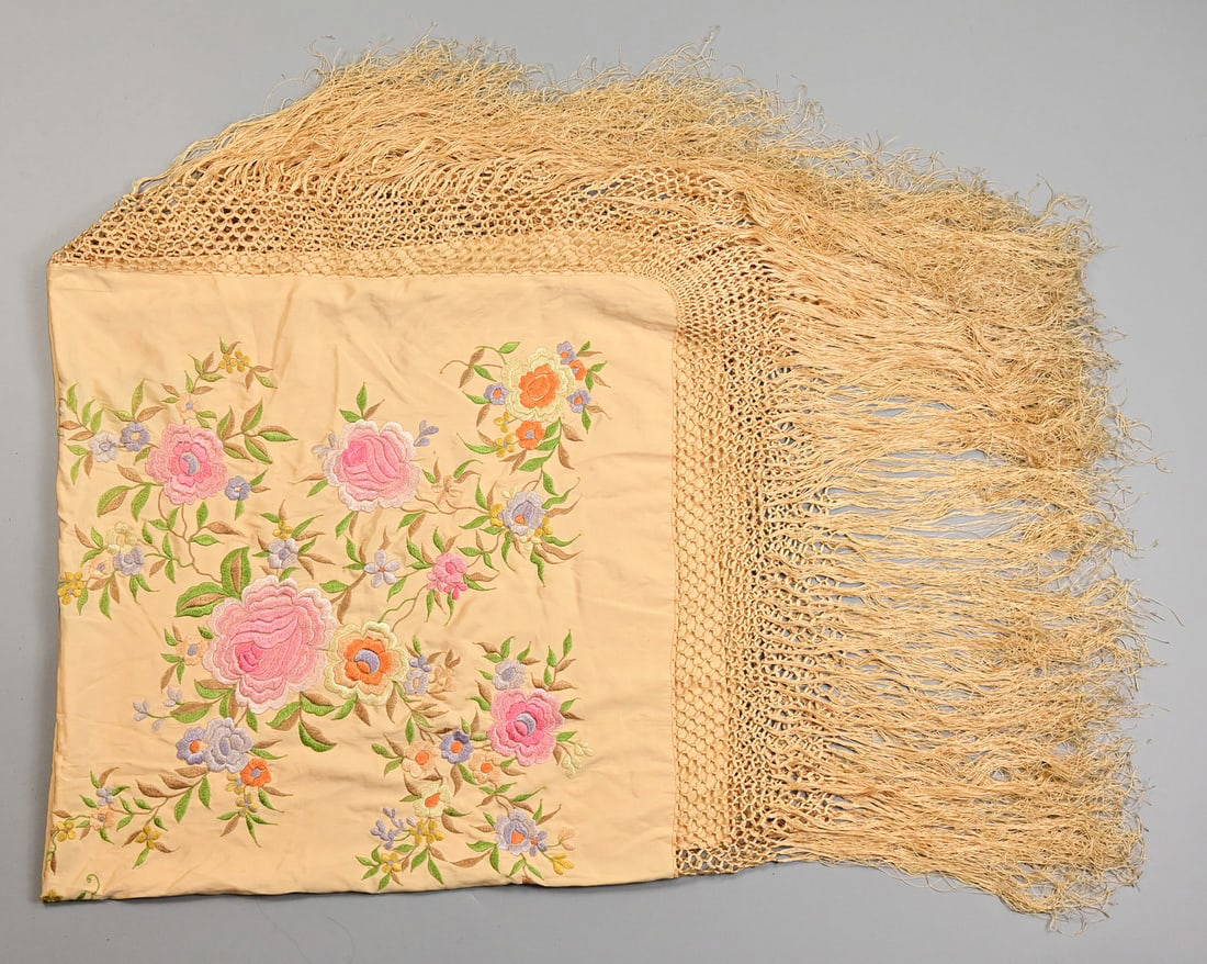 A CHINESE PALE APRICOT COLOURED EMBROIDERED SILK SHAWL, EARLY 20TH CENTURY.
