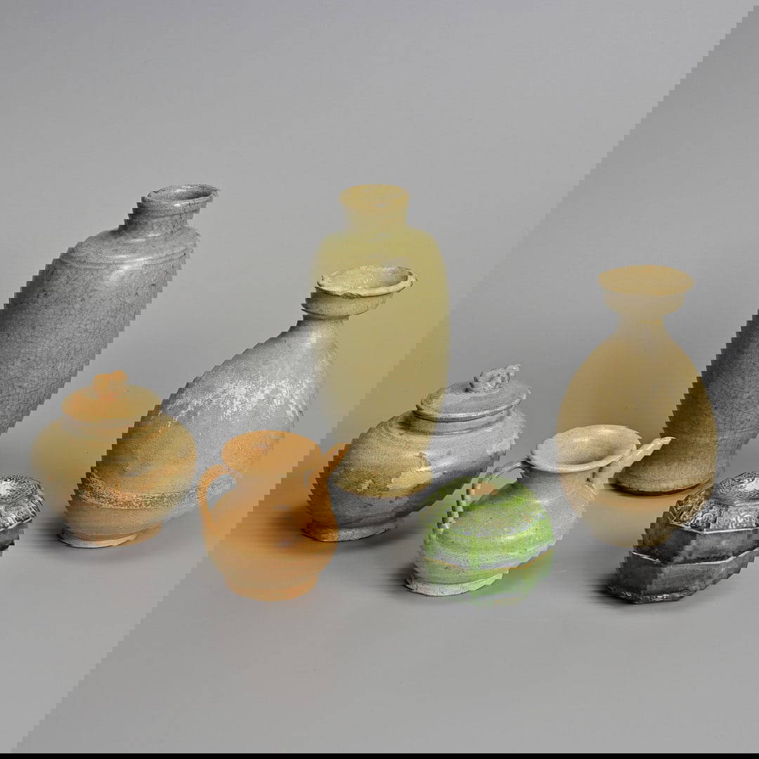 A GROUP OF ASIAN CERAMICS, CIRCA 17TH CENTURY AND EARLIER.