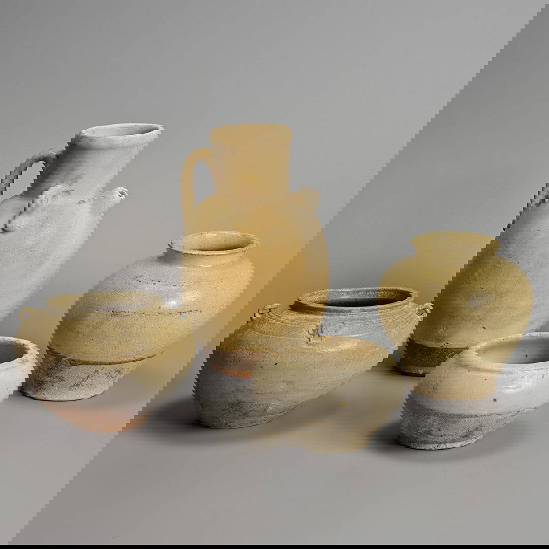 A GROUP OF CHINESE CERAMIC ITEMS.