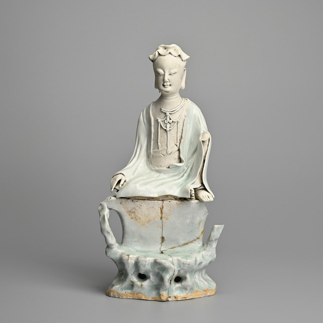 A LARGE CHINESE BISCUIT QINGBAI GLAZED PORCELAIN FIGURE OF GUANYIN, SONG / YUAN DYNASTY.