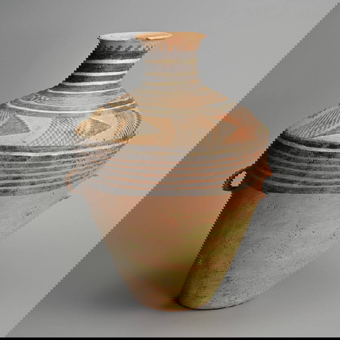 A LARGE CHINESE NEOLITHIC PAINTED POTTERY JAR, MAJIAYAO CULTURE (c.3100 – 2700 BC).