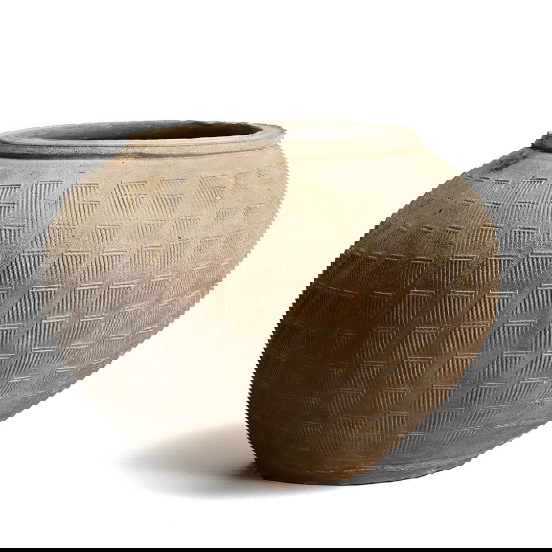 A LARGE CHINESE IMPRESSED POTTERY JAR, WARRING STATES (475 - 221 BC).