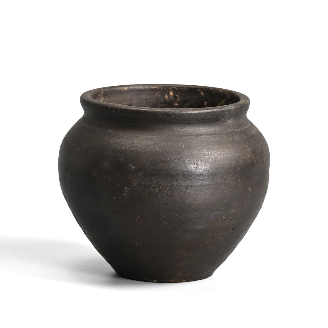 A RARE CHINESE BURNISHED BLACK POTTERY JAR, YUAN DYNASTY (AD 1279 – 1368).
