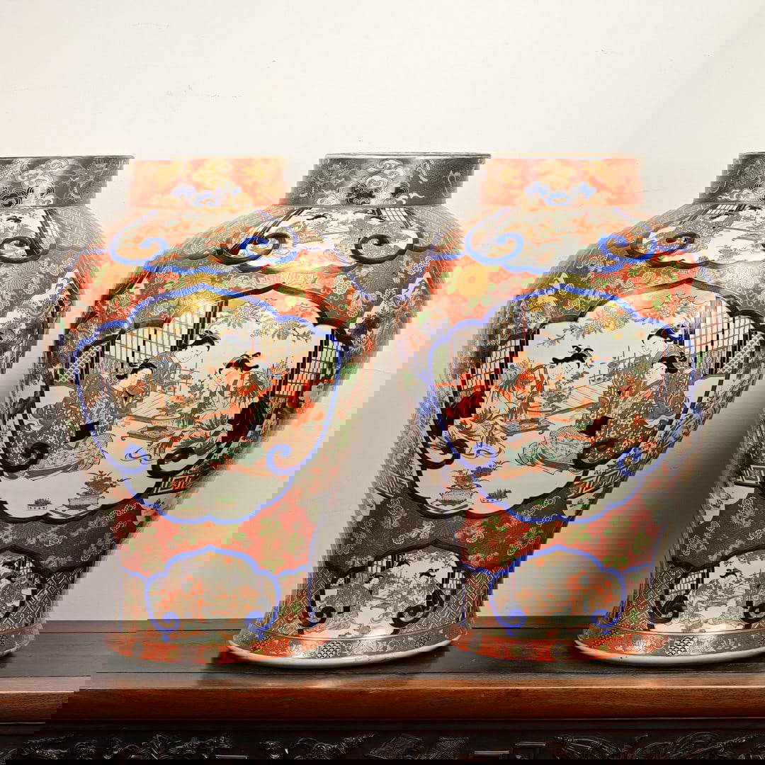 A VERY LARGE MIRRORED PAIR OF JAPANESE IMARI PORCELAIN JARS, 'FUKIKAKI' MARK, LATE MEIJI / TAISHO