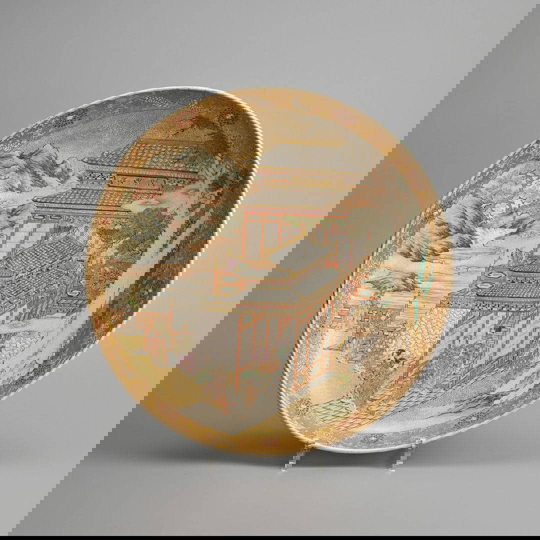 A JAPANESE SATSUMA WARE DISH, MEIJI PERIOD (1868-1912).