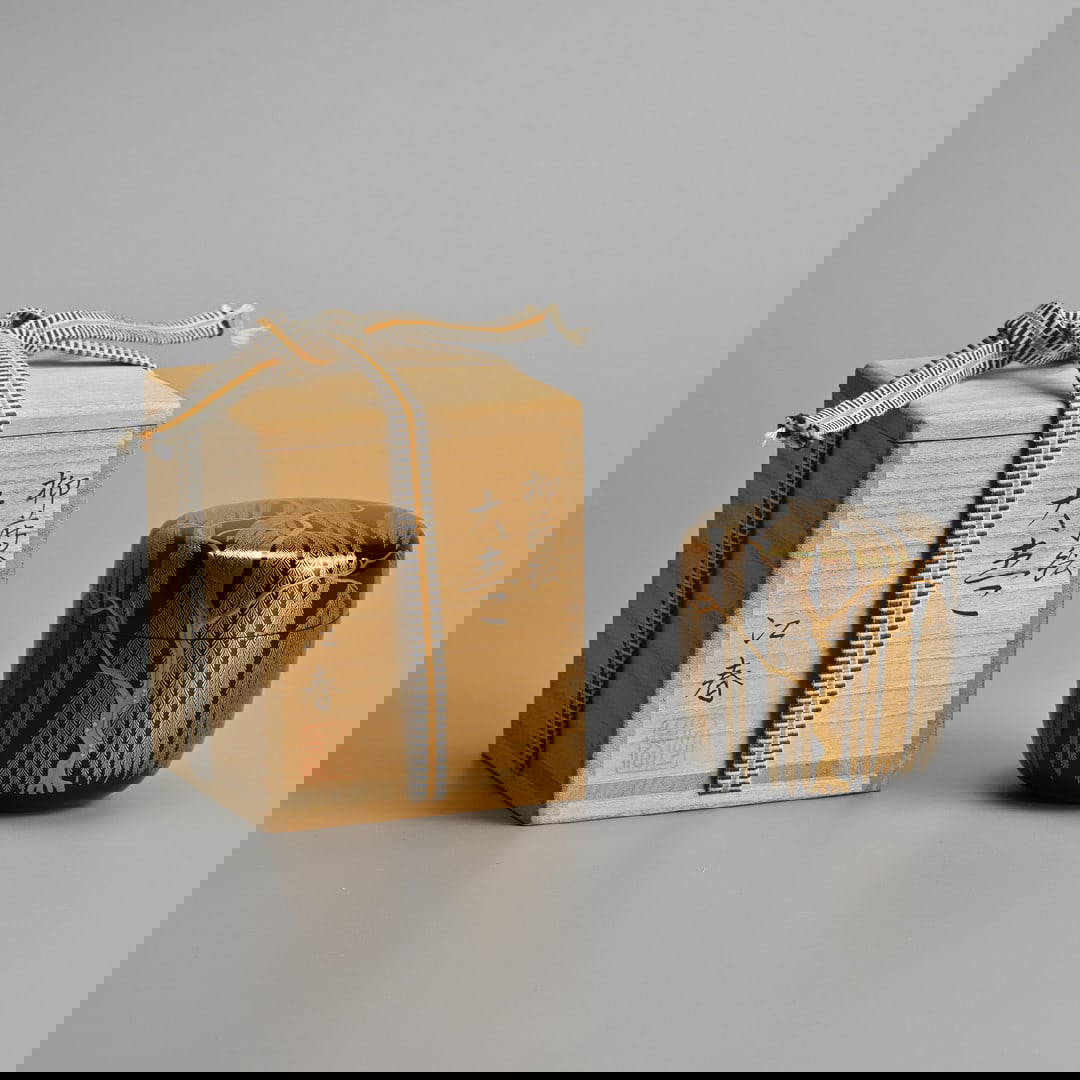 A CONTEMPORARY JAPANESE BLACK AND GILT LACQUER TEACADDY AND COVER (NATSUME) IN BOX.