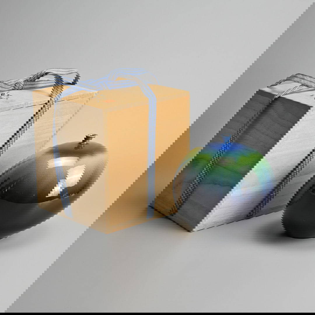 A JAPANESE ARITA PORCELAIN VASE BY TOKUDA YASOKICHI III (1933-2009), LATE SHOWA PERIOD (1926-1989).