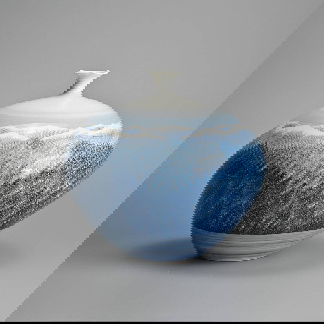 A JAPANESE ARITA PORCELAIN VASE BY FUJII SHUMEI (1936-2017), HEISEI ERA (1989-2019).