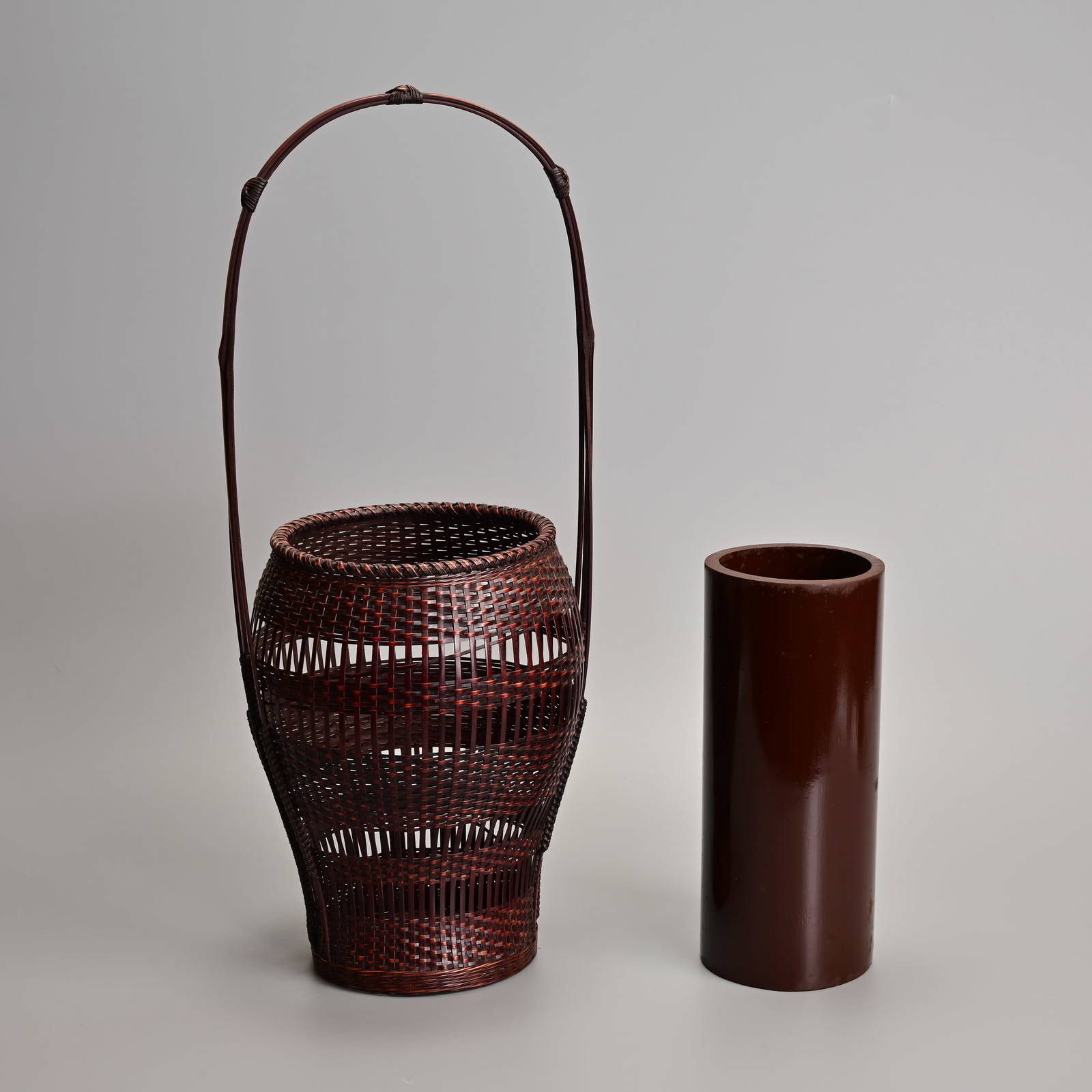 A JAPANESE BAMBOO FLOWER BASKET (HANAKAGO) BY WATANABE CHIKUSEI (B. 1932), CIRCA 1970S.
