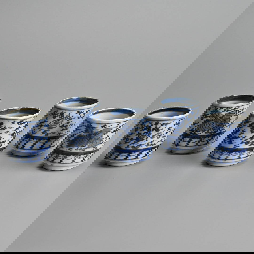 A SET OF FIVE JAPANESE BLUE AND WHITE PORCELAIN SAKE CUPS, 18/19TH CENTURY.