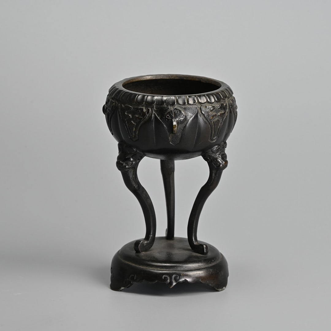 A JAPANESE BRONZE TRIPOD CENSER ON STAND, MEIJI PERIOD.