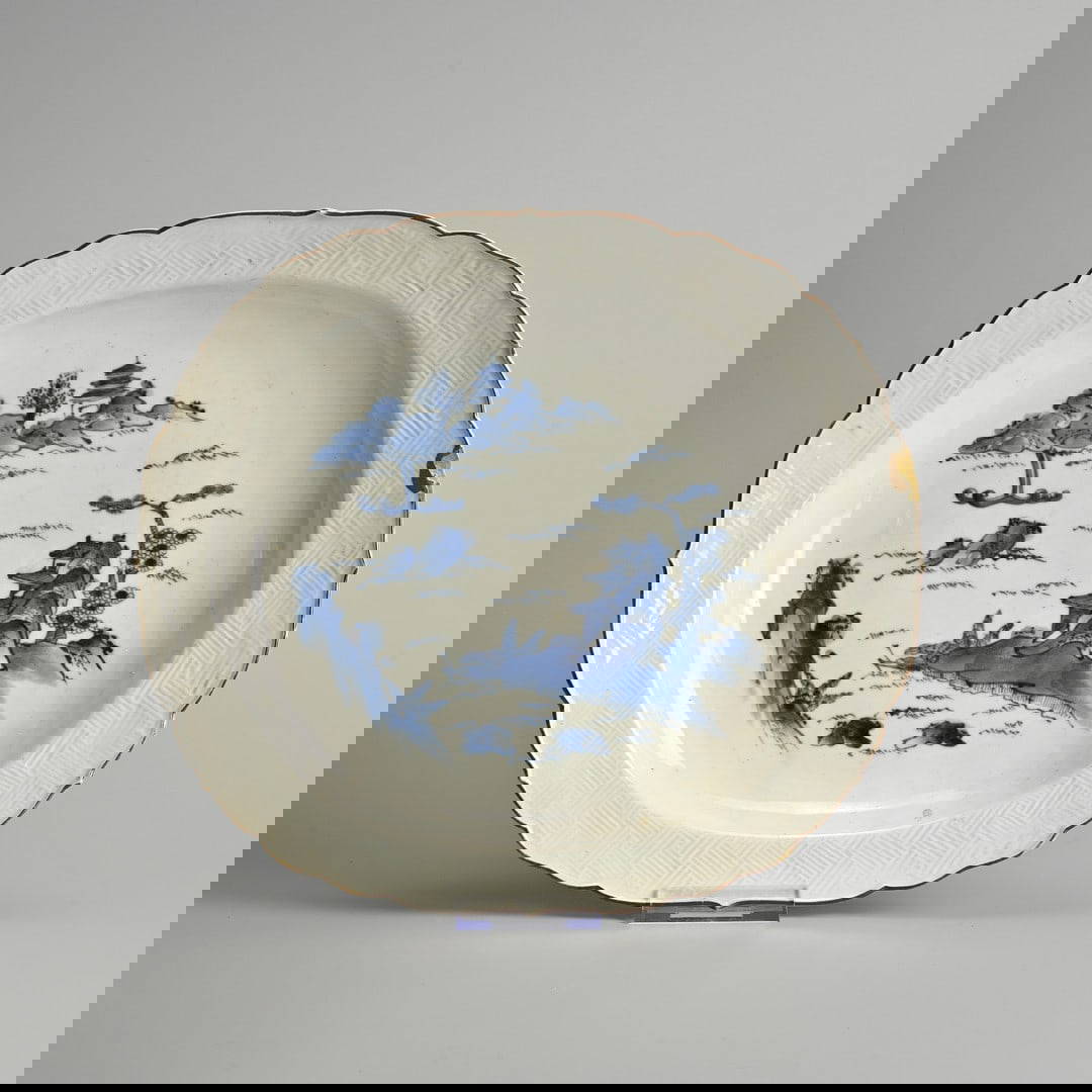 A LARGE JAPANESE BLUE AND WHITE PORCELAIN DISH, LATE EDO PERIOD (1603 – 1868), 18/19TH CENTURY.