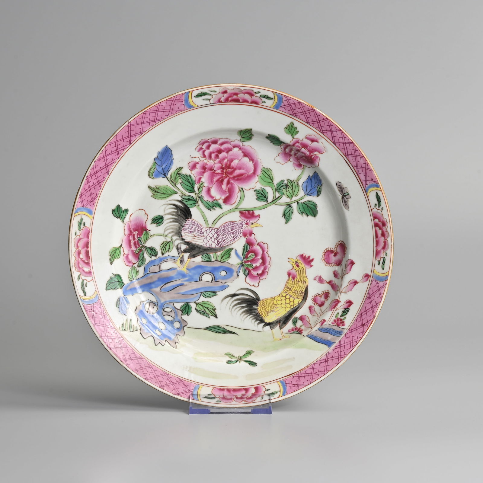 A CHINESE FAMILLE ROSE PORCELAIN 'COCKEREL' PLATE, EARLY 18TH CENTURY, YONGZHENG / EARLY QIANLONG. (1 of 4)