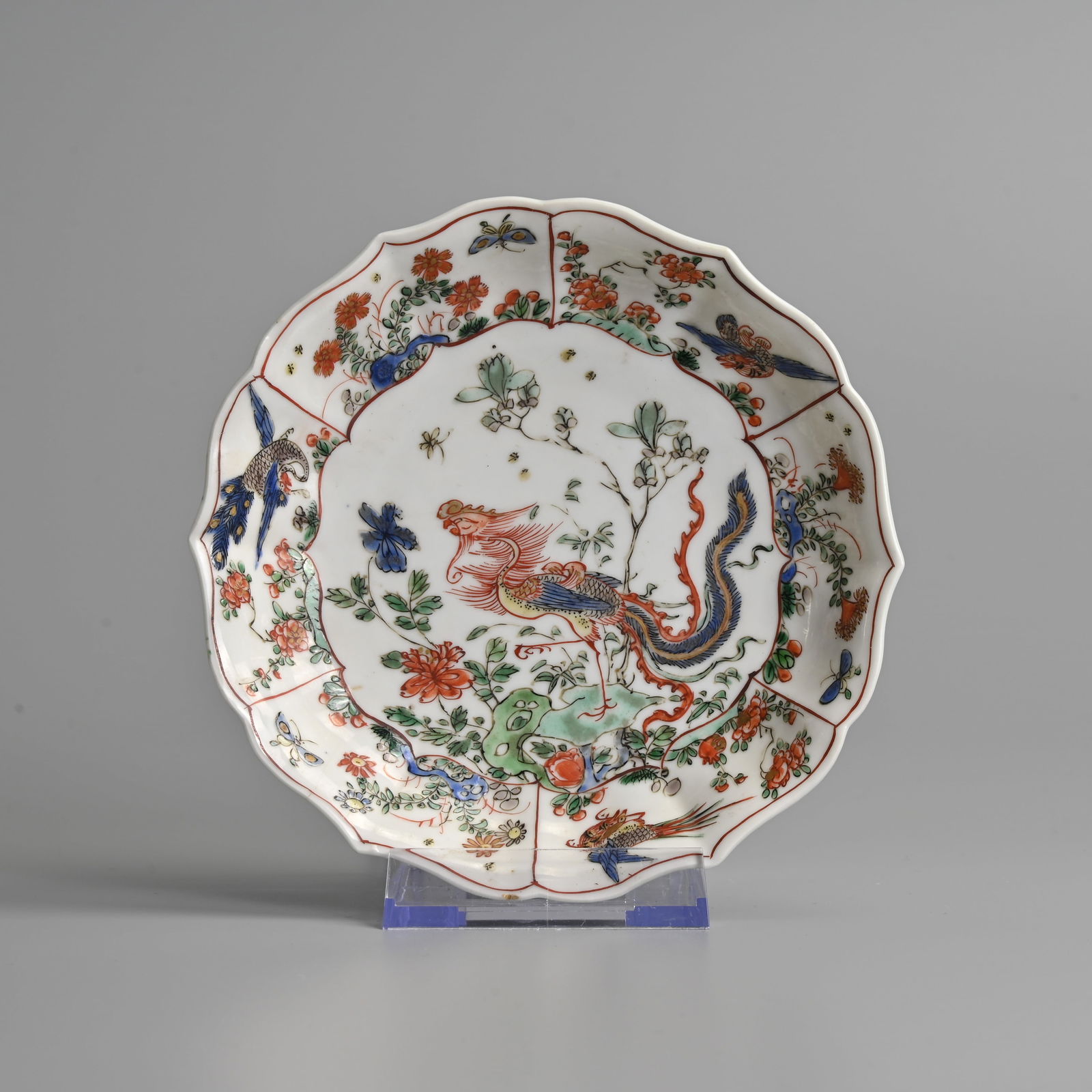 A CHINESE FAMILLE VERTE BRACKET LOBED PORCELAIN 'PHOENIX' DISH, KANGXI (1662-1722). (1 of 4)
