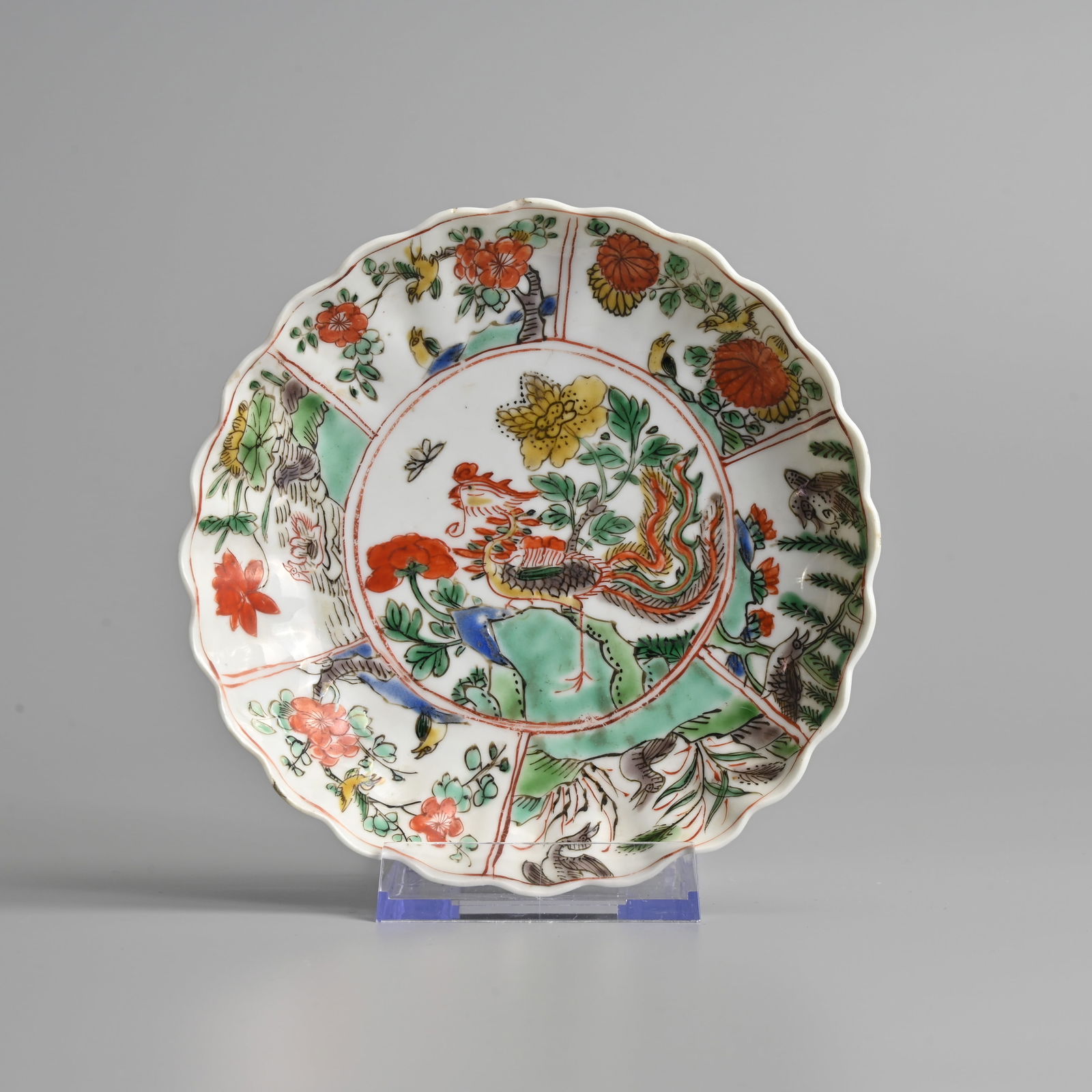 A CHINESE FAMILLE VERTE LOBED PORCELAIN 'PHOENIX' DISH, KANGXI (1662-1722). (1 of 4)