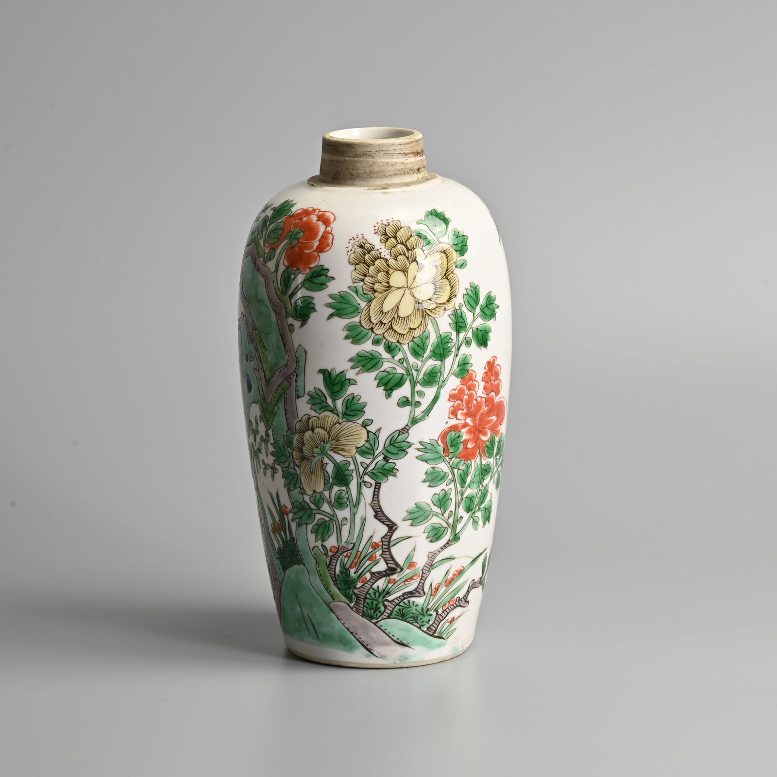 A CHINESE FAMILLE VERTE SLENDER OVOID PORCELAIN JAR, KANGXI (1662-1722). (1 of 7)