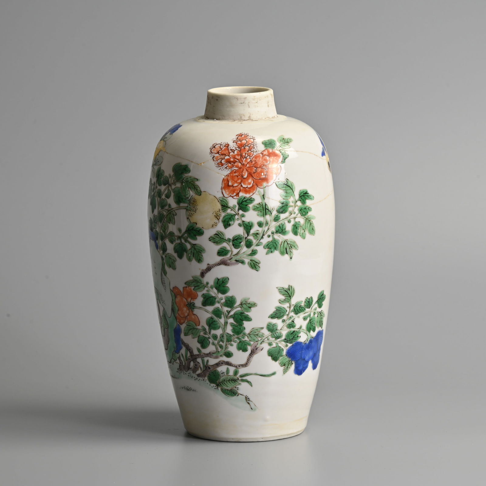 A CHINESE FAMILLE VERTE SLENDER OVOID PORCELAIN JAR, KANGXI (1662-1722). (1 of 9)