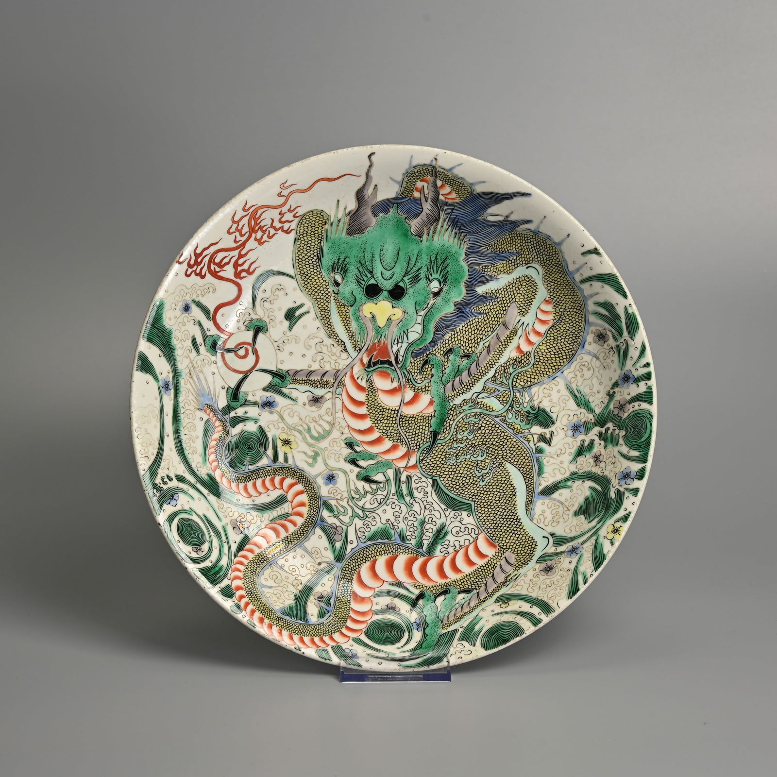 A CHINESE FAMILLE VERTE PORCELAIN 'DRAGON' DISH, 19/20TH CENTURY. (1 of 5)