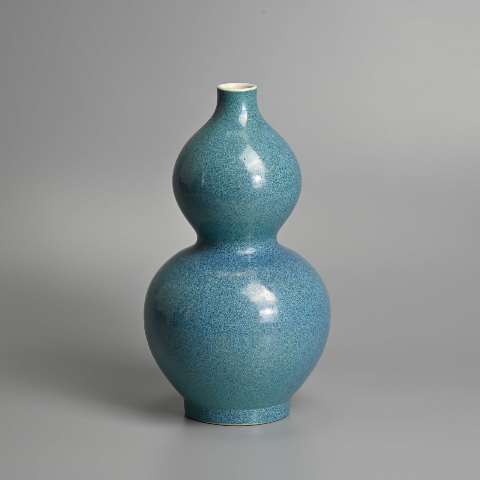 A CHINESE ROBIN'S EGG GLAZED DOUBLE GOURD PORCELAIN VASE, QING / REPUBLIC PERIOD. (1 of 6)