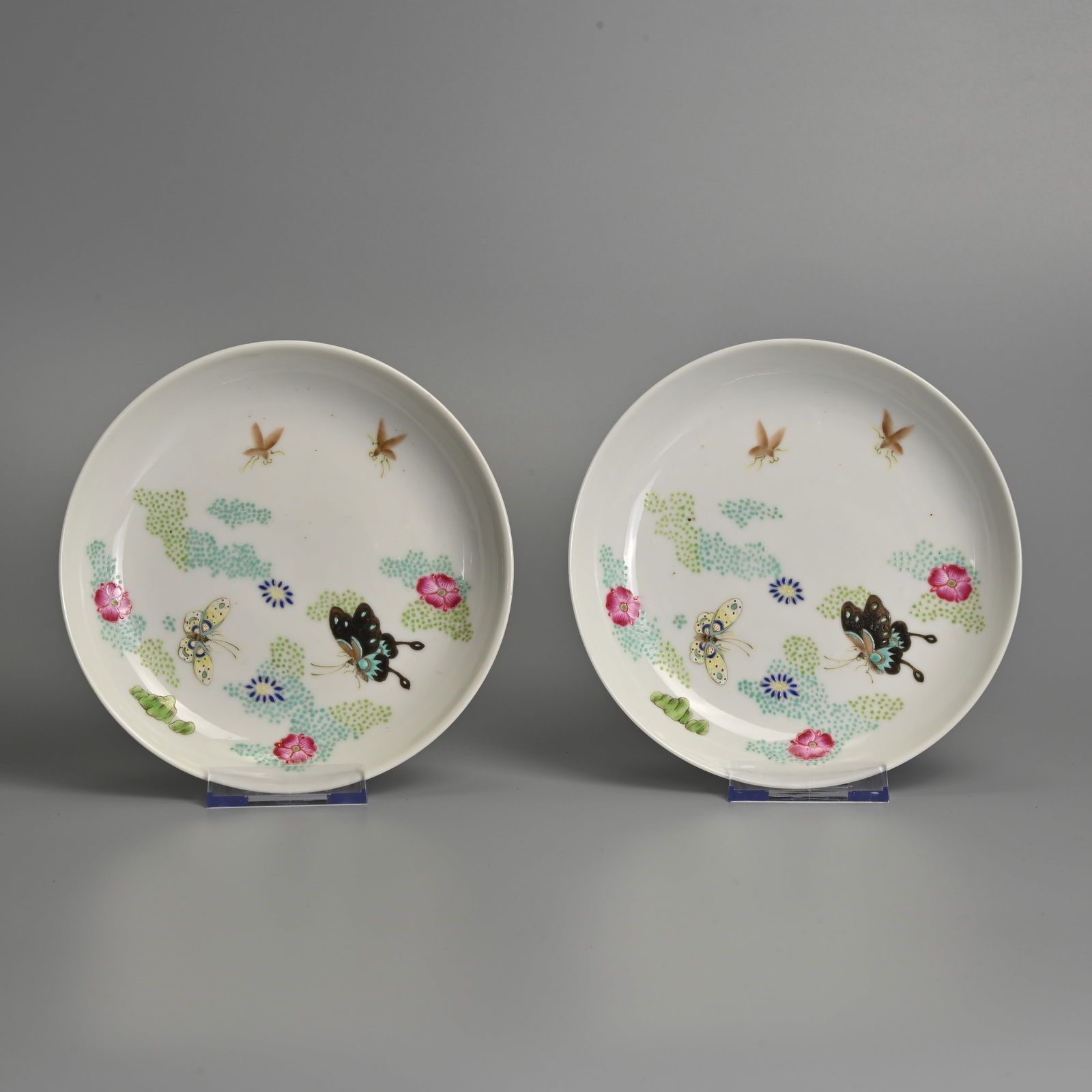 A PAIR OF CHINESE FAMILLE ROSE PORCELAIN 'BUTTERFLY AND FLOWER' DISHES, XIE ZHU ZHU REN ZAO MARKS (1 of 6)