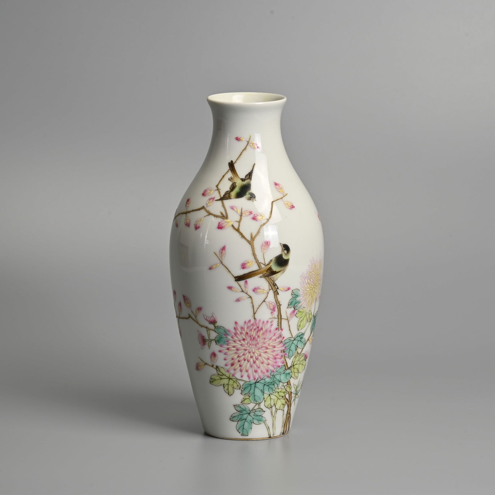 A CHINESE FAMILLE ROSE PORCELAIN VASE, QIANLONG MARK. (1 of 9)