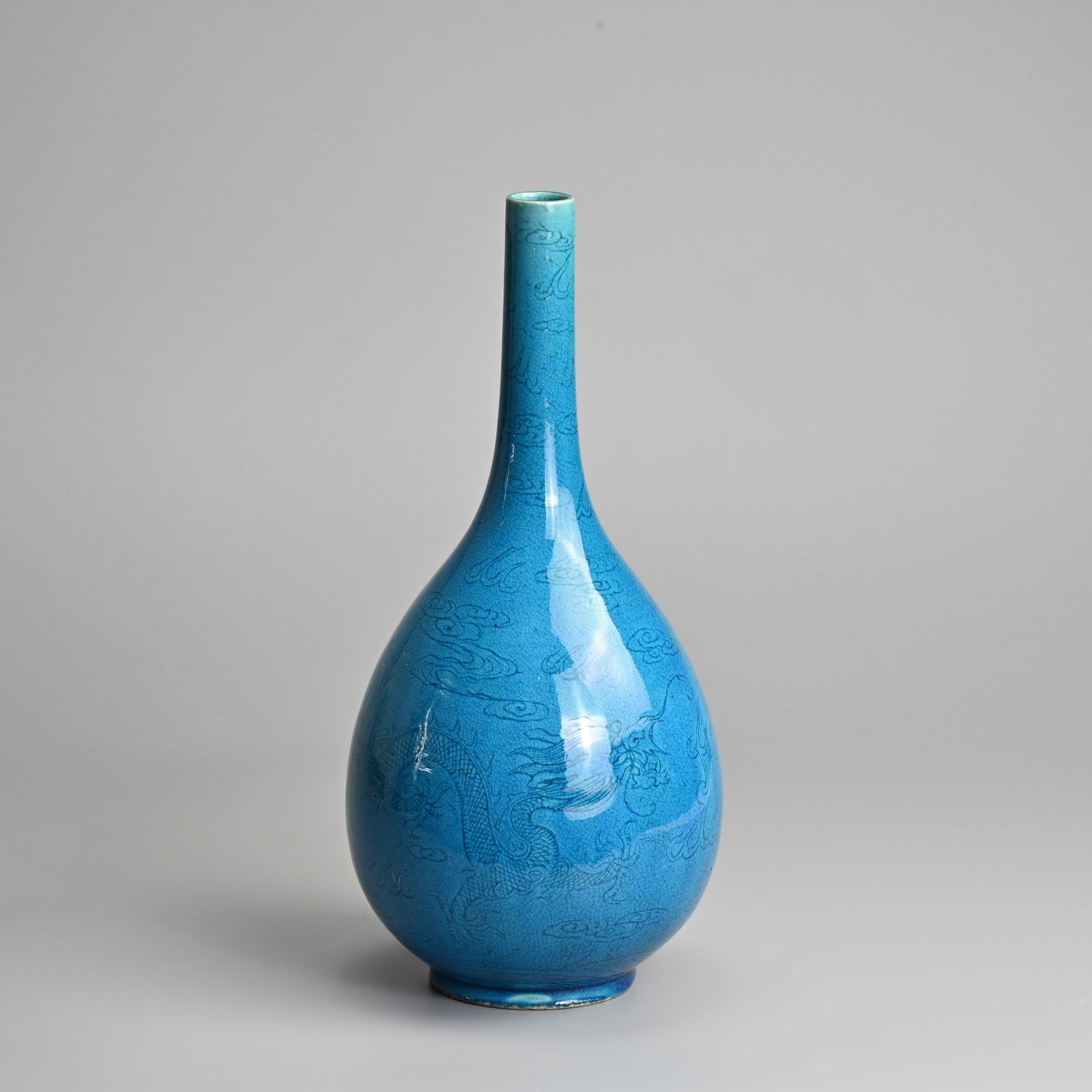 A CHINESE TURQUOISE GLAZED PORCELAIN 'DRAGON' BOTTLE VASE, QING DYNASTY. (1 of 8)